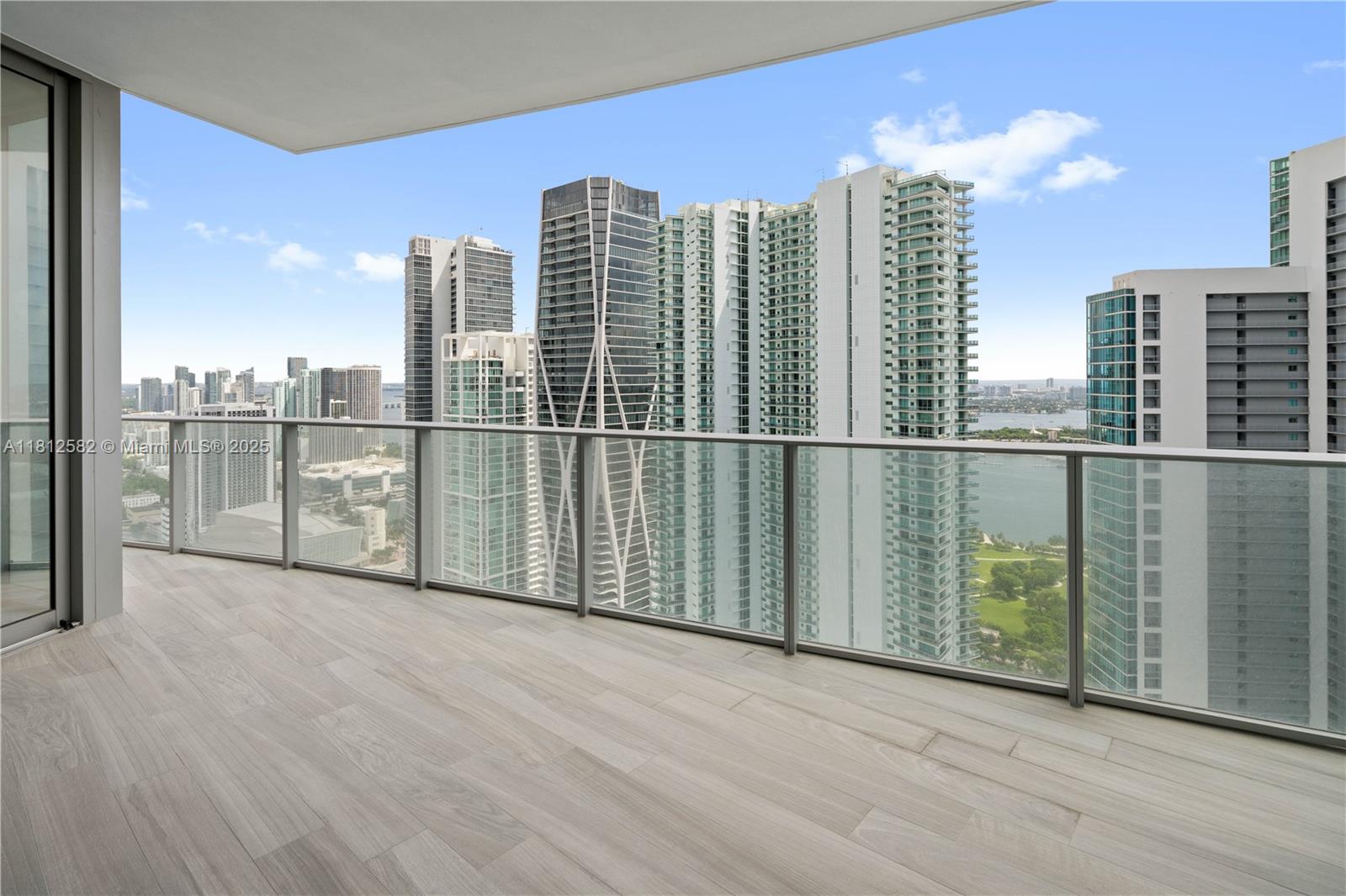 PARAMOUNT MIAMI WORLDCENT - Residential Lease