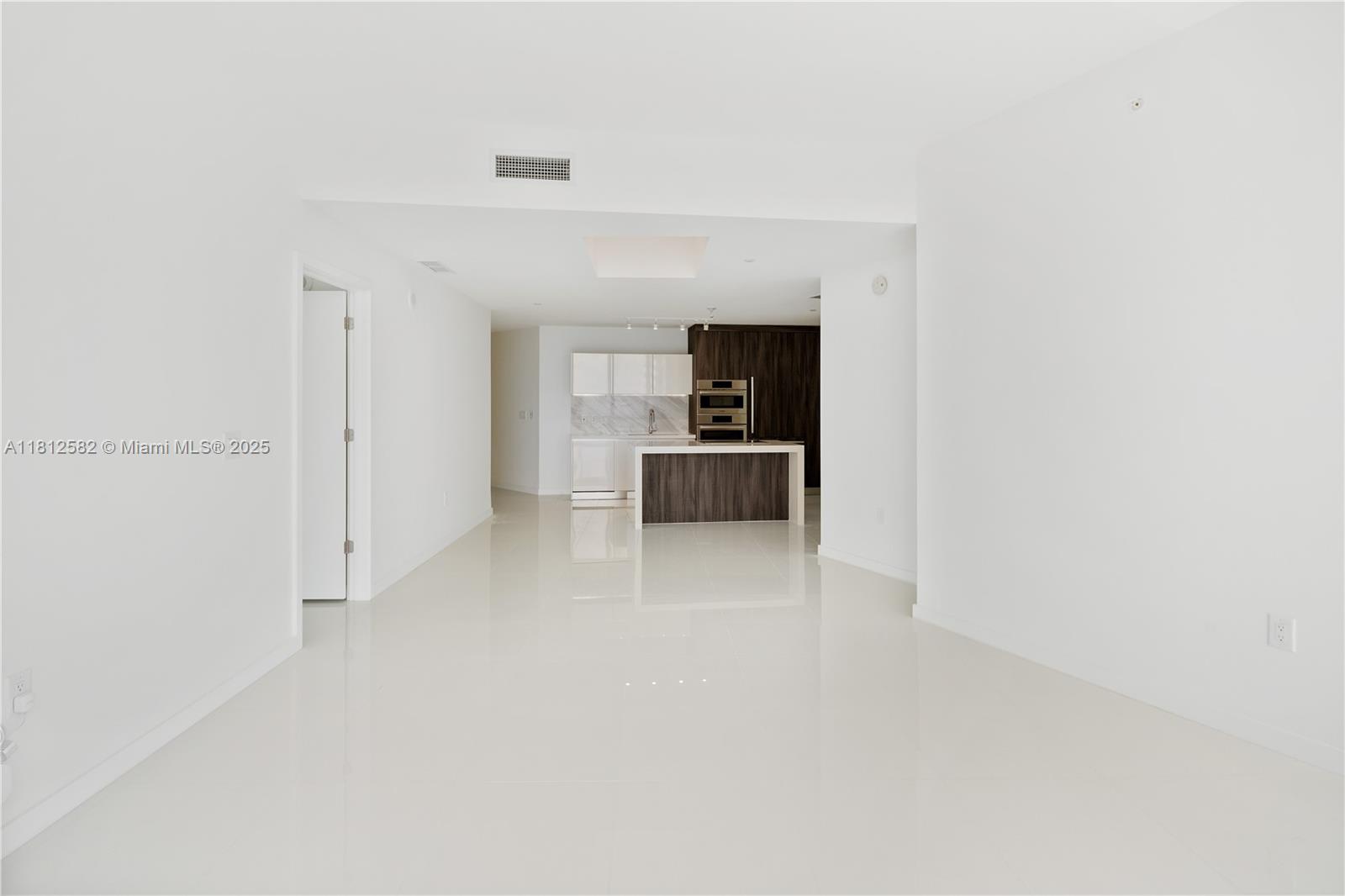 PARAMOUNT MIAMI WORLDCENT - Residential Lease