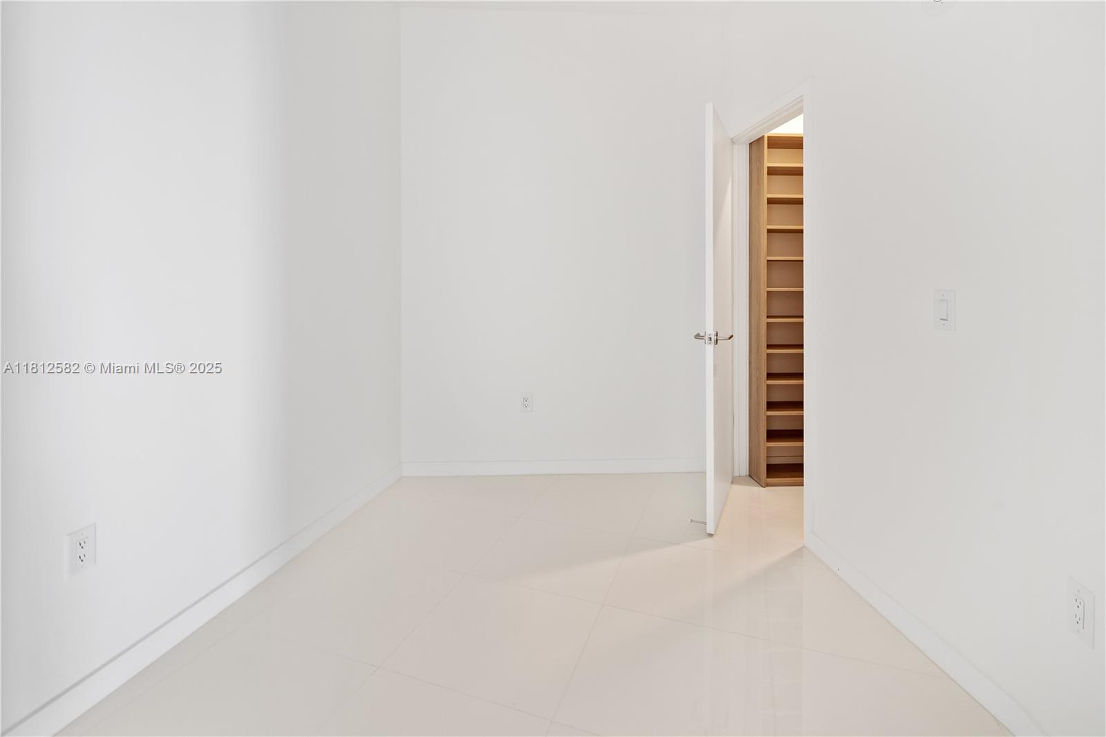 PARAMOUNT MIAMI WORLDCENT - Residential Lease