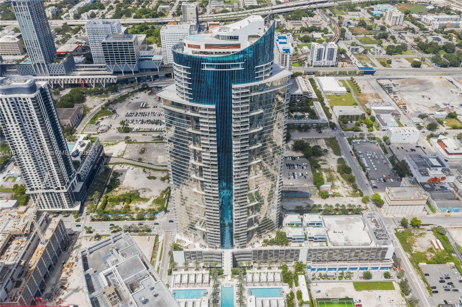 PARAMOUNT MIAMI WORLDCENT - Residential Lease
