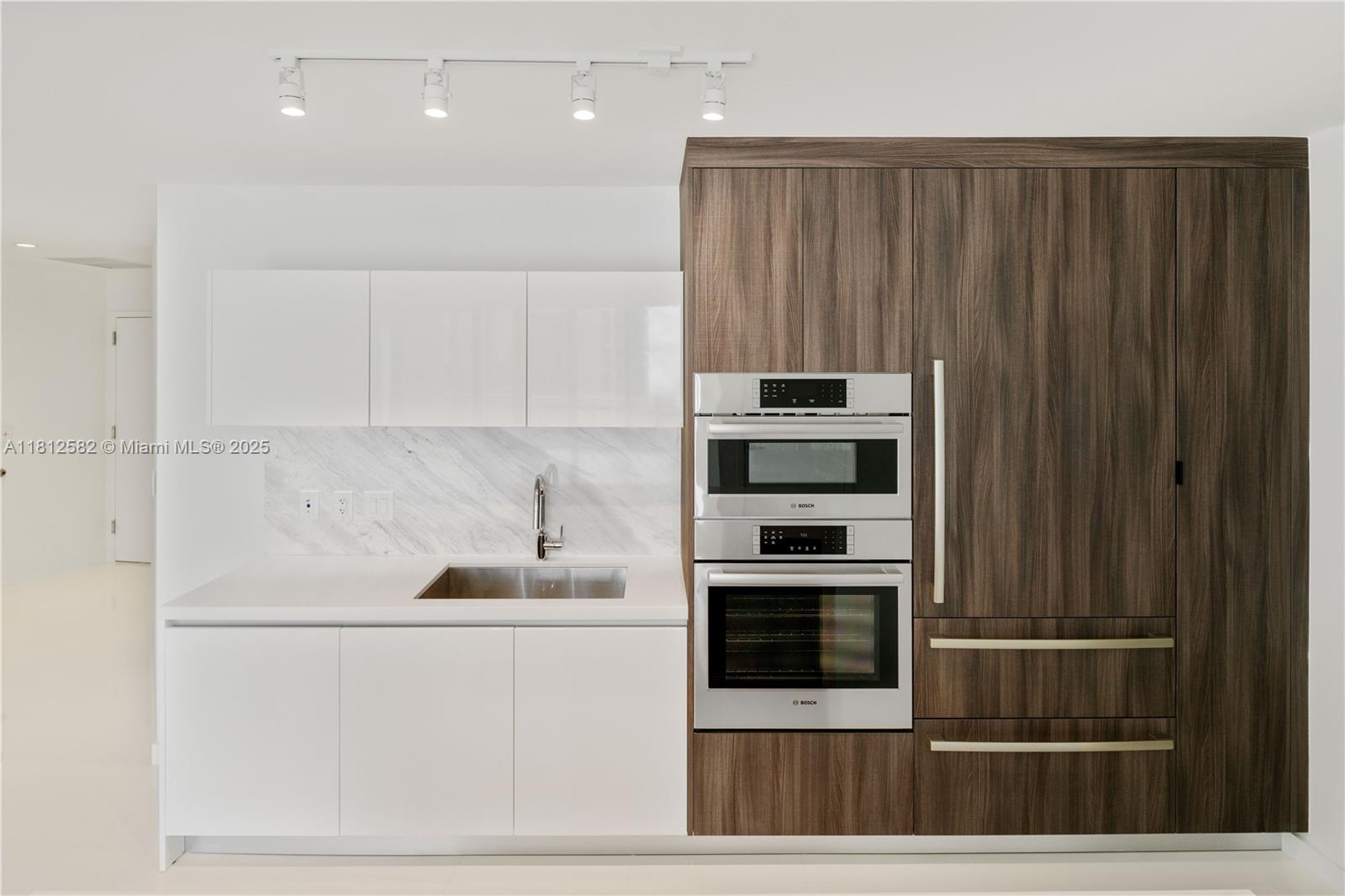 PARAMOUNT MIAMI WORLDCENT - Residential Lease