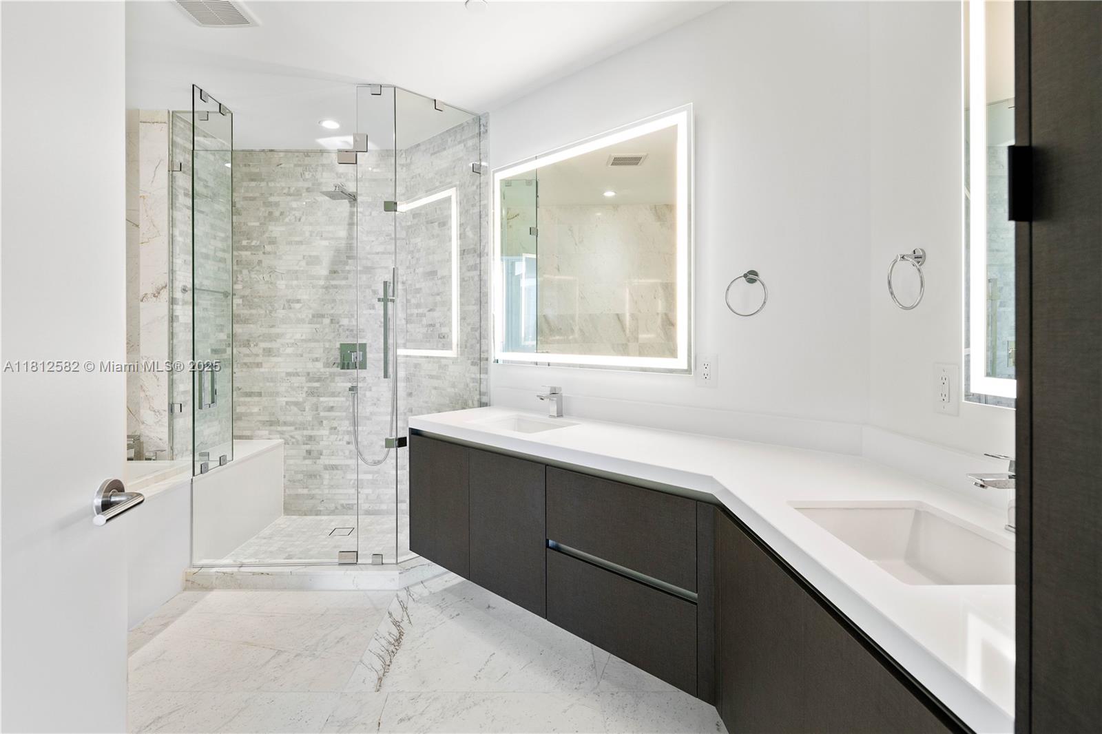 PARAMOUNT MIAMI WORLDCENT - Residential Lease