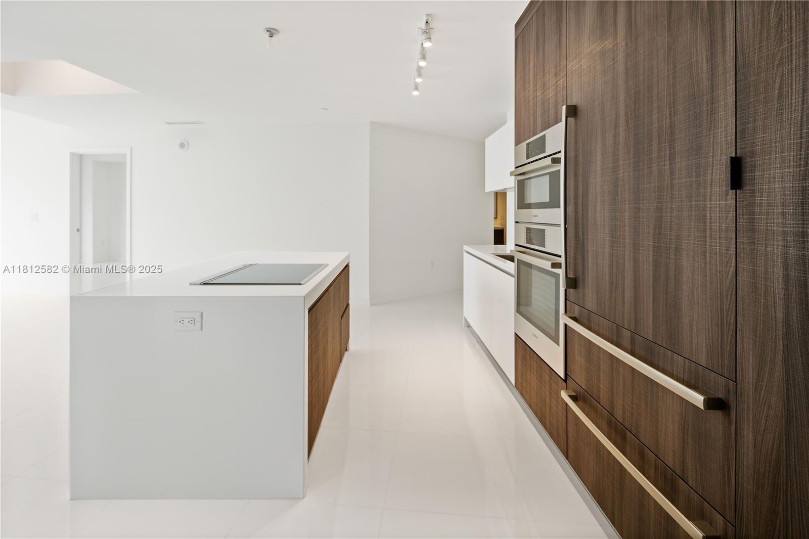 PARAMOUNT MIAMI WORLDCENT - Residential Lease