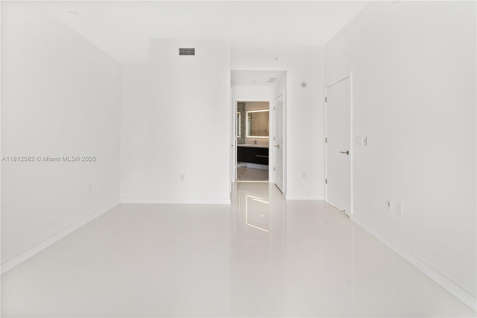 PARAMOUNT MIAMI WORLDCENT - Residential Lease