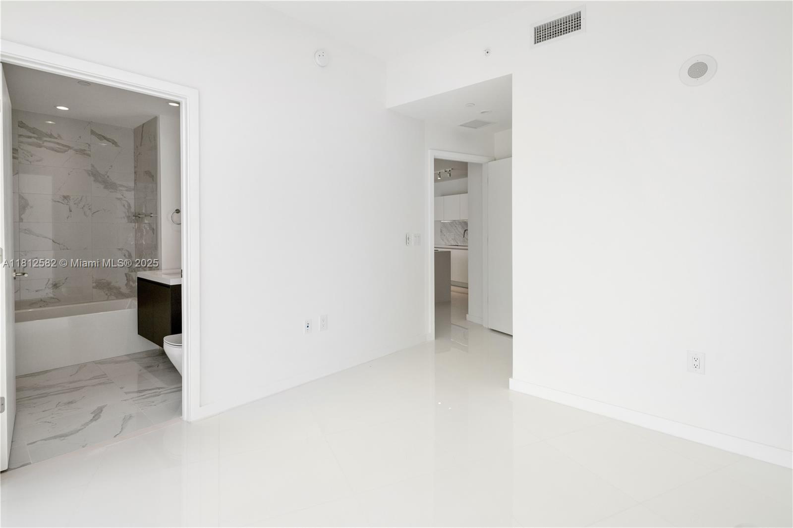 PARAMOUNT MIAMI WORLDCENT - Residential Lease