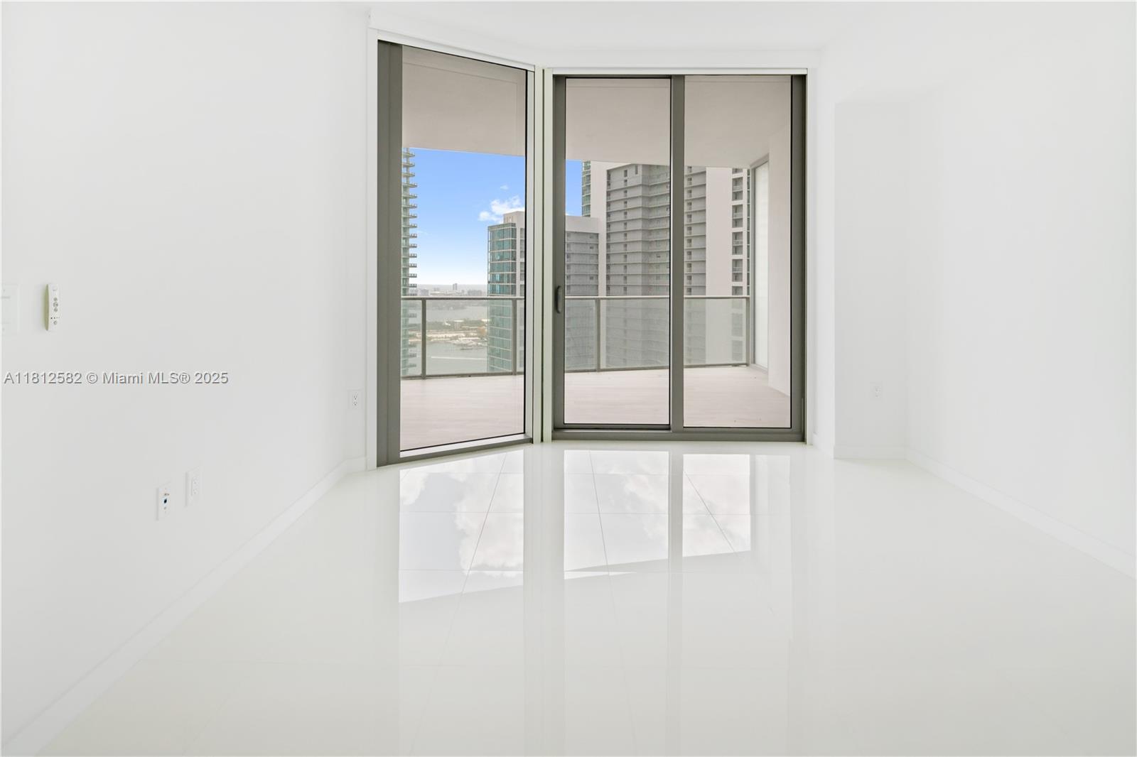 PARAMOUNT MIAMI WORLDCENT - Residential Lease