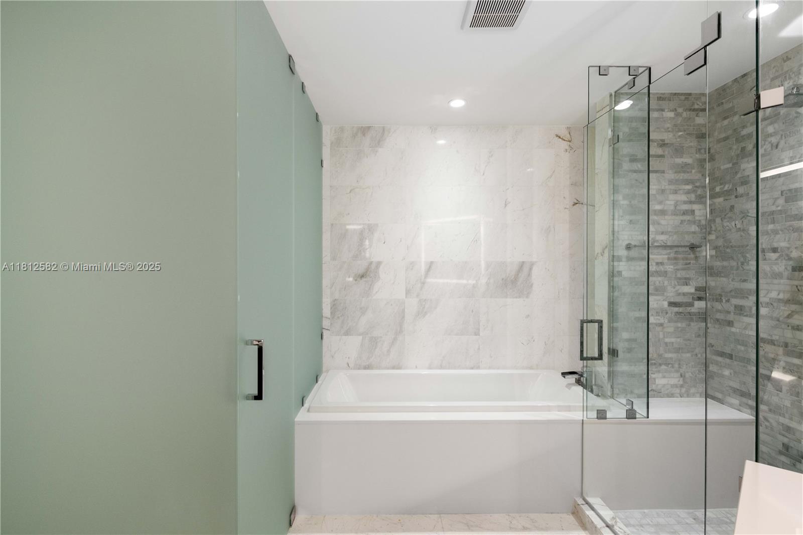 PARAMOUNT MIAMI WORLDCENT - Residential Lease