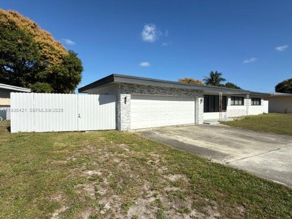 Photo of 860 W Dayton Cir, Fort Lauderdale, FL 33312 (MLS # A11935421)