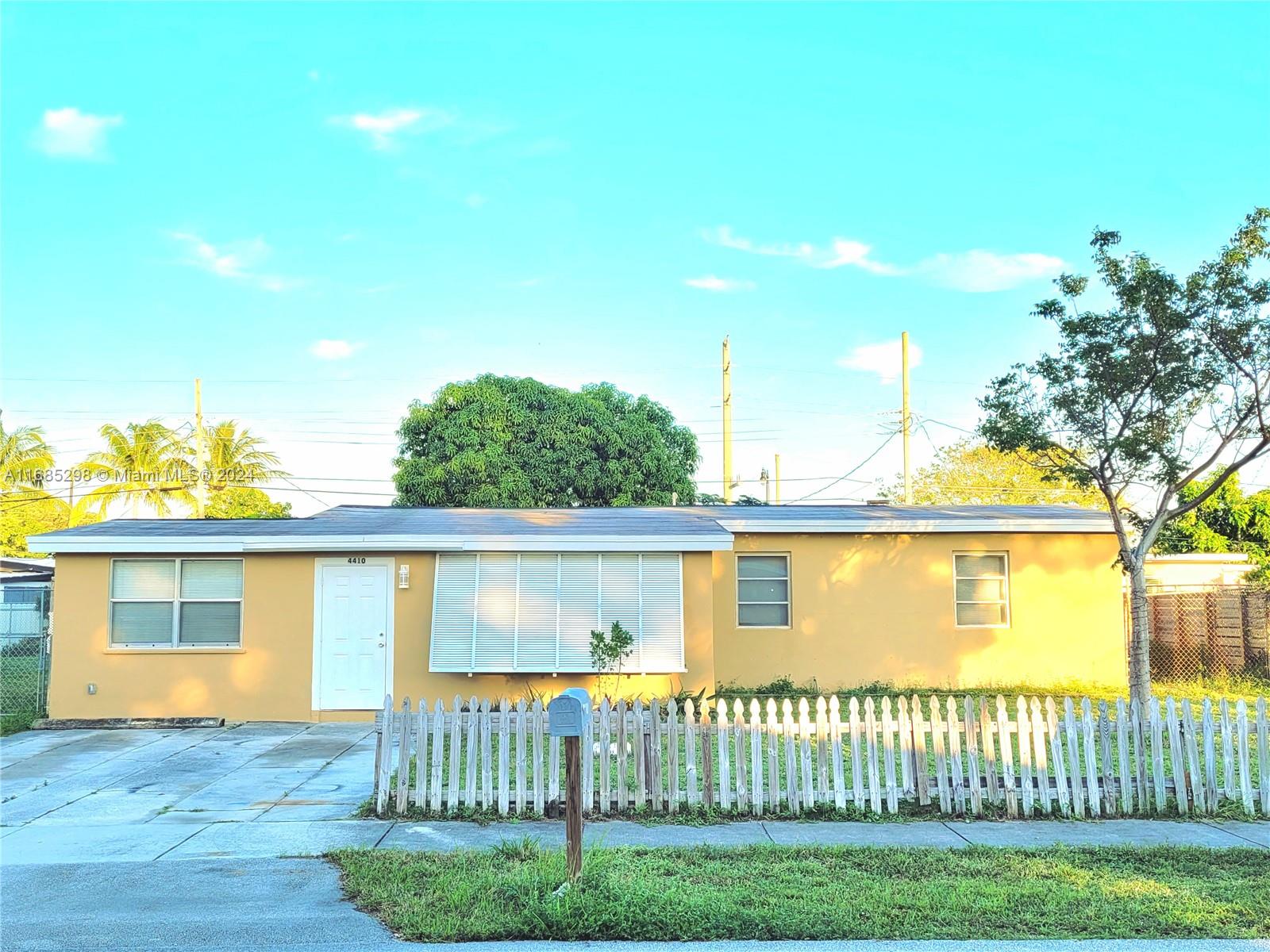Rental Property at 4410 Ne 14th Ter, Pompano Beach, Broward County, Florida - Bedrooms: 3 
Bathrooms: 2  - $2,600 MO.