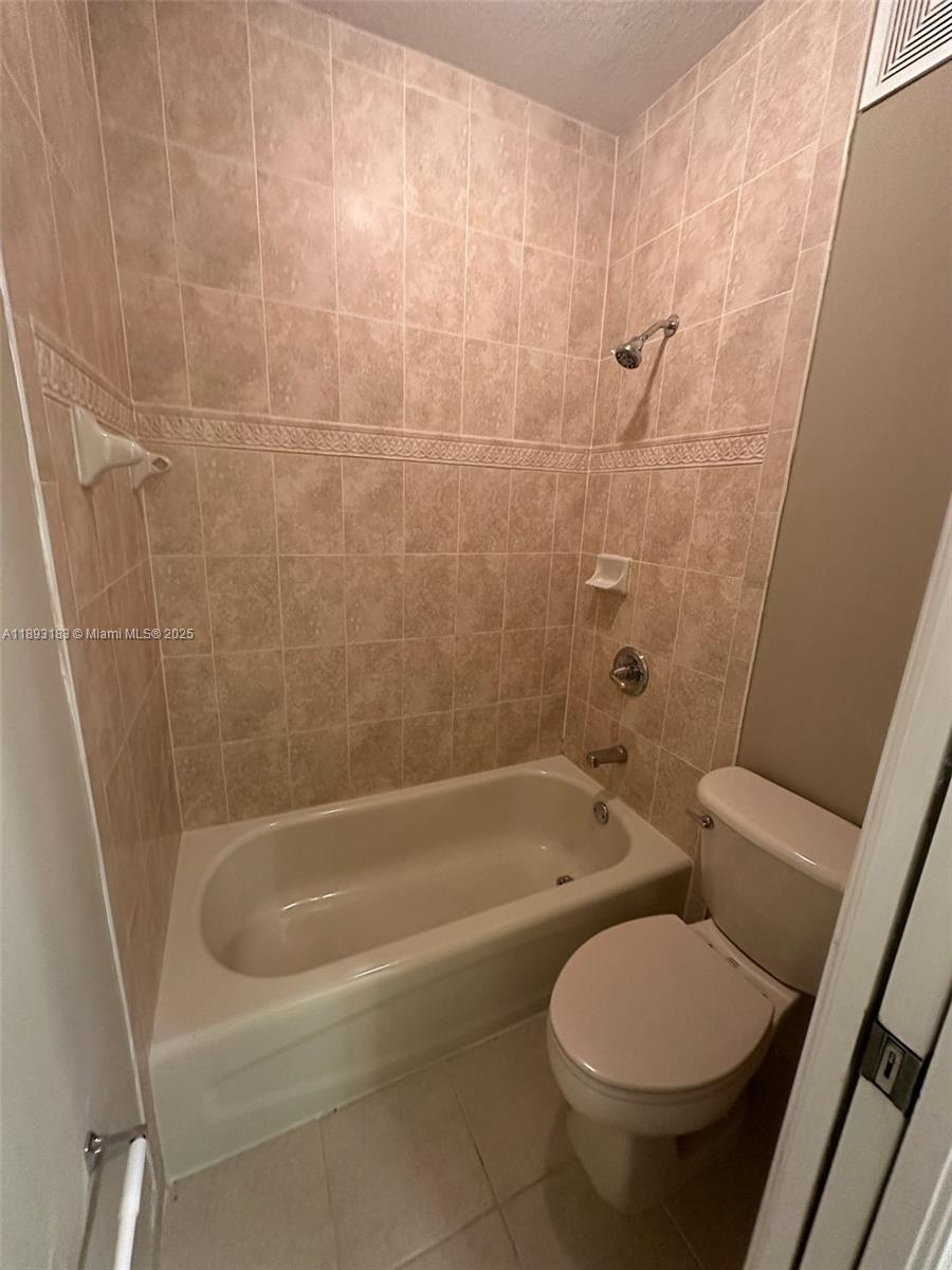DORAL SOUTHEAST PATIO-HOM - Residential Lease