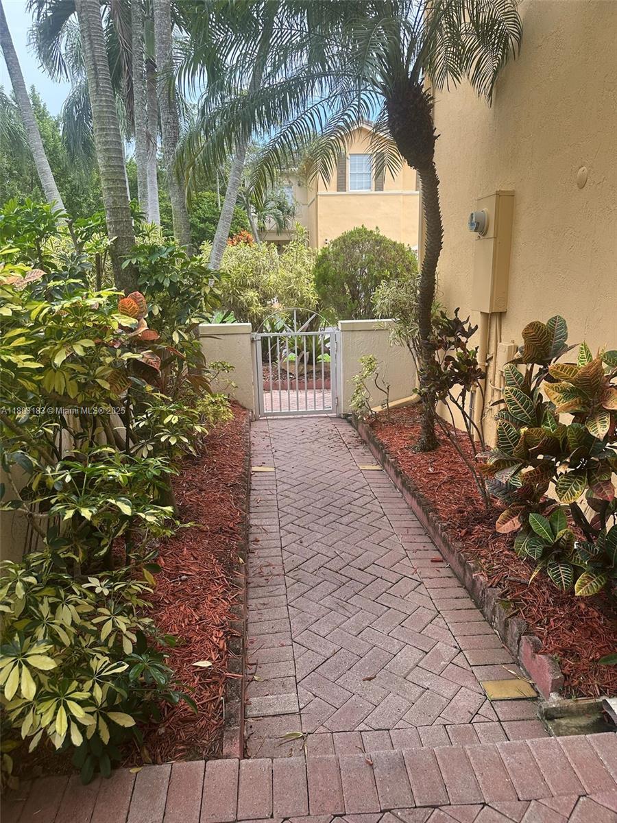 DORAL SOUTHEAST PATIO-HOM - Residential Lease