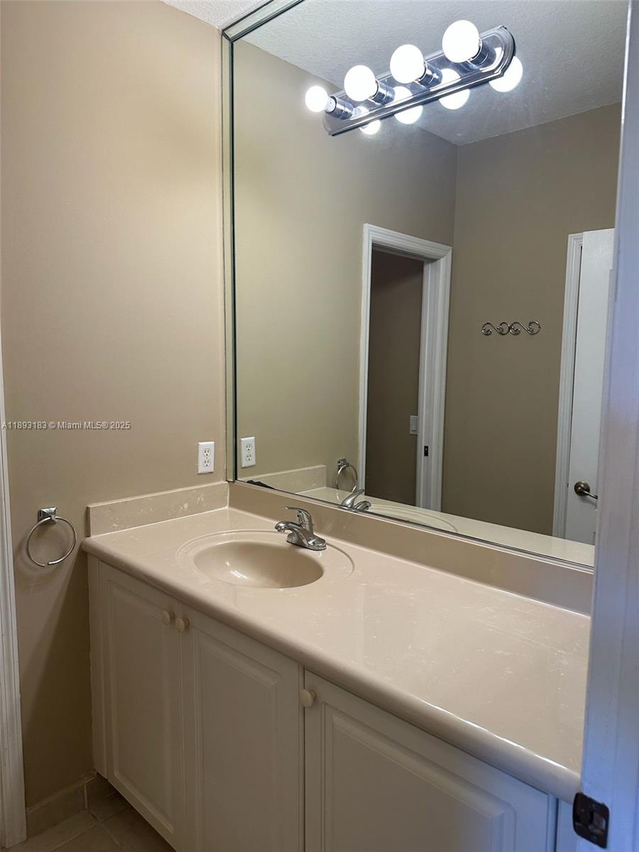 DORAL SOUTHEAST PATIO-HOM - Residential Lease