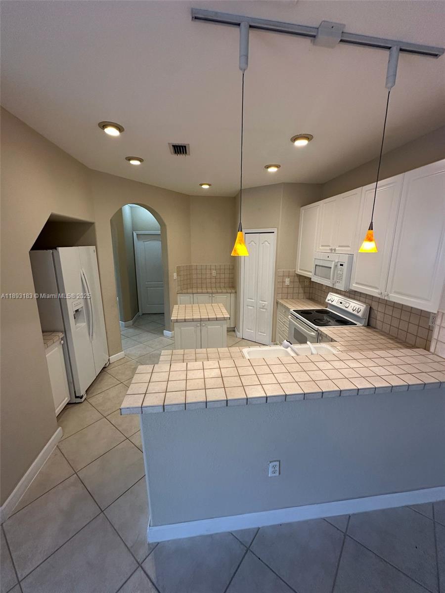 DORAL SOUTHEAST PATIO-HOM - Residential Lease