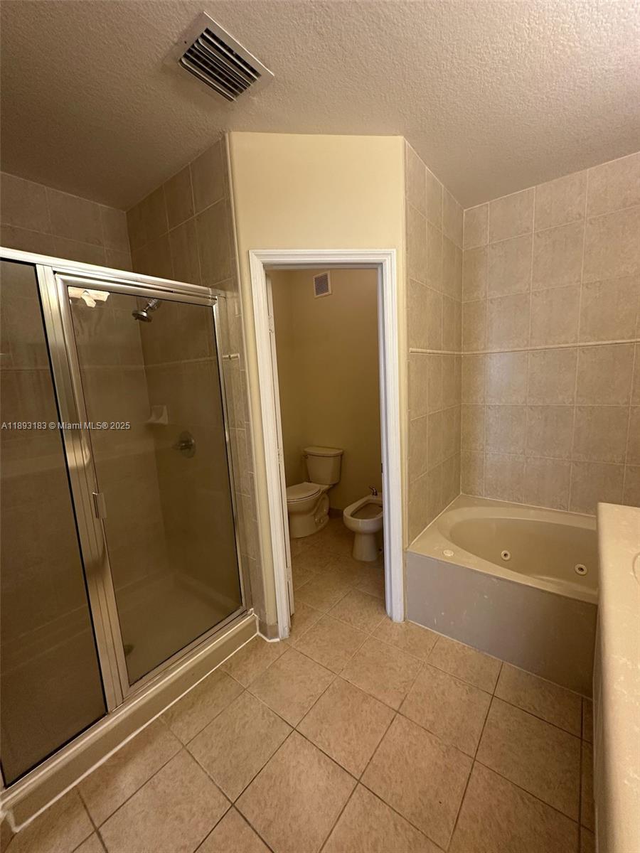 DORAL SOUTHEAST PATIO-HOM - Residential Lease