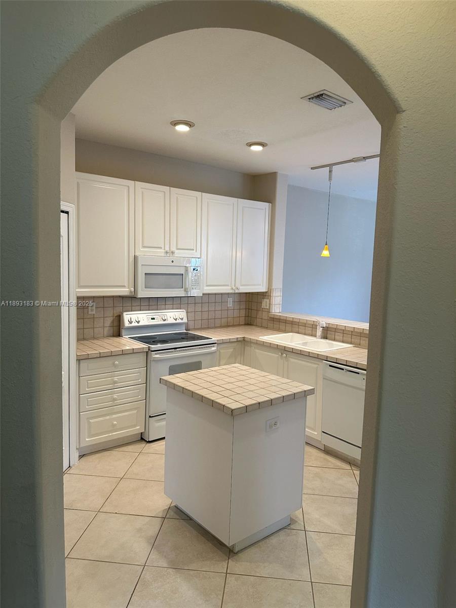 DORAL SOUTHEAST PATIO-HOM - Residential Lease