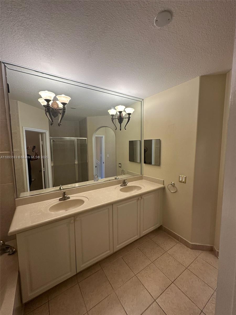 DORAL SOUTHEAST PATIO-HOM - Residential Lease