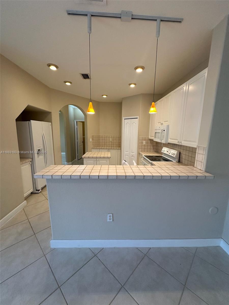 DORAL SOUTHEAST PATIO-HOM - Residential Lease
