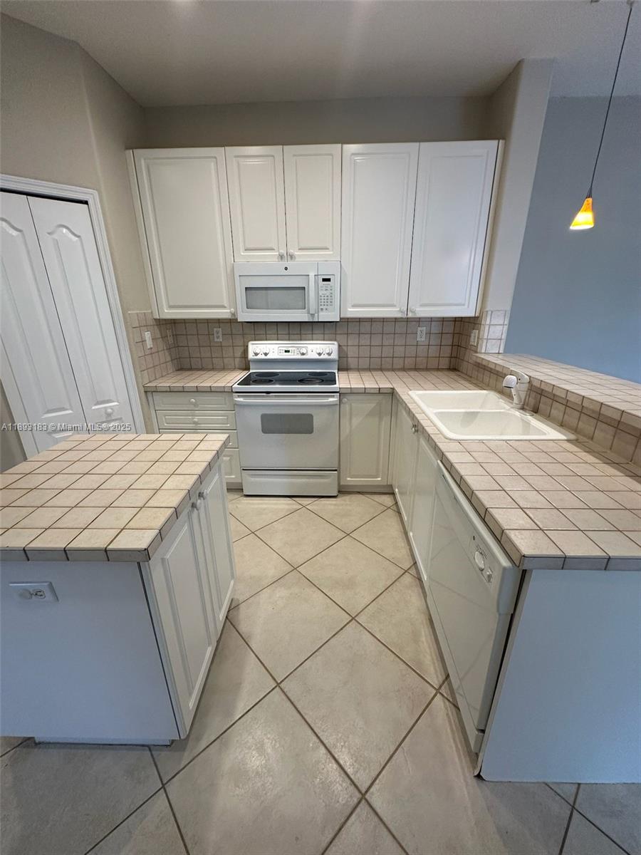 DORAL SOUTHEAST PATIO-HOM - Residential Lease