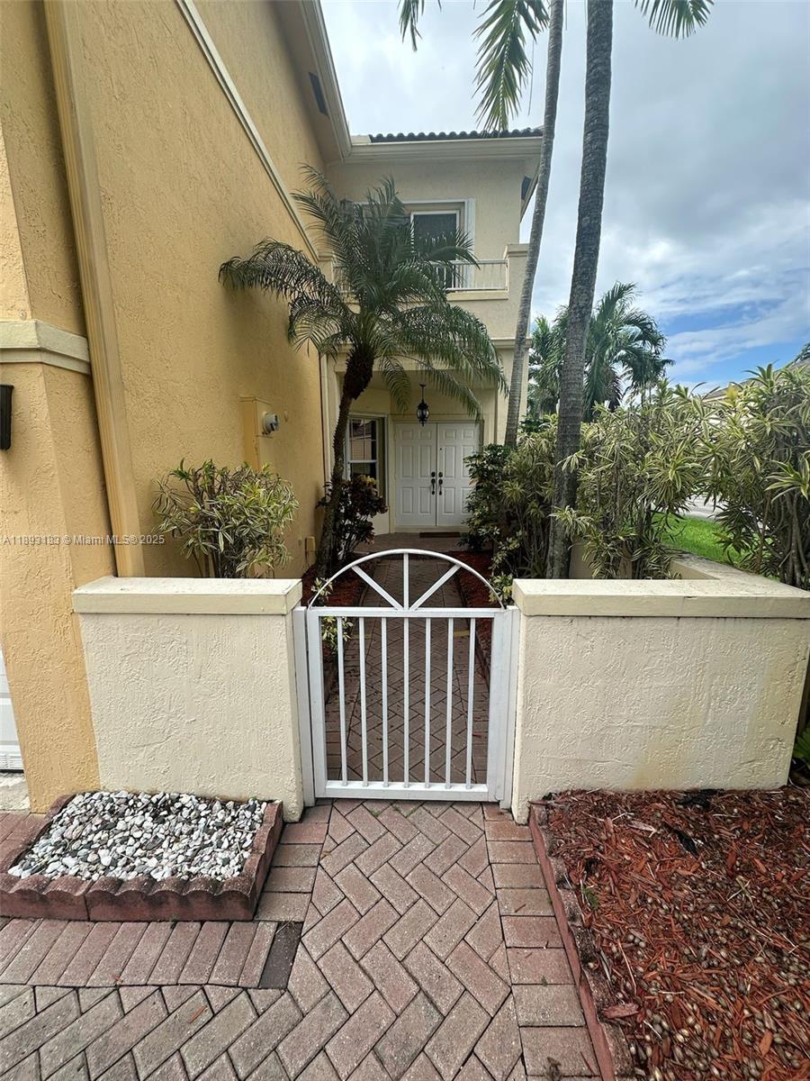 DORAL SOUTHEAST PATIO-HOM - Residential Lease