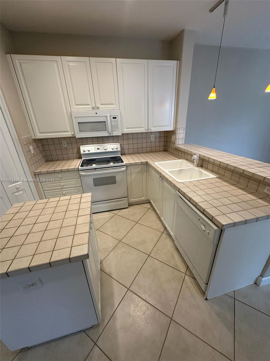 DORAL SOUTHEAST PATIO-HOM - Residential Lease