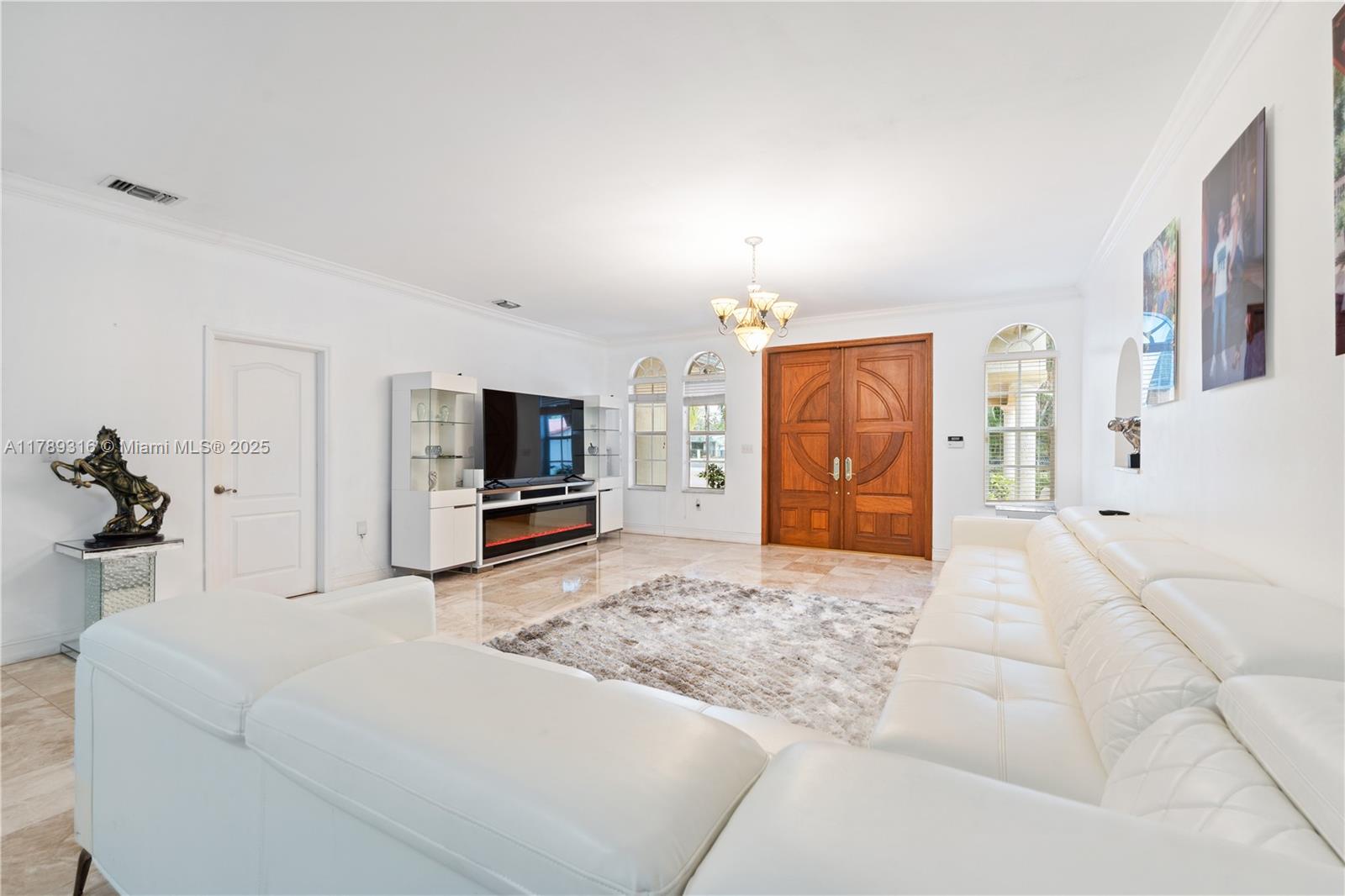 105 S Royal Poinciana Blvd