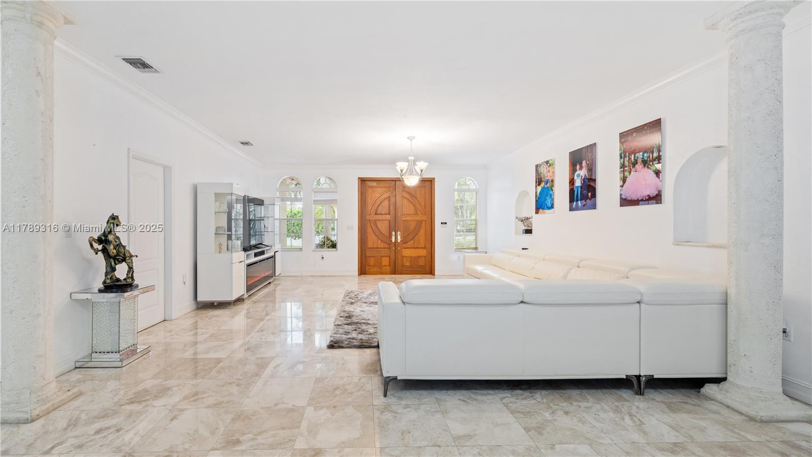 105 S Royal Poinciana Blvd