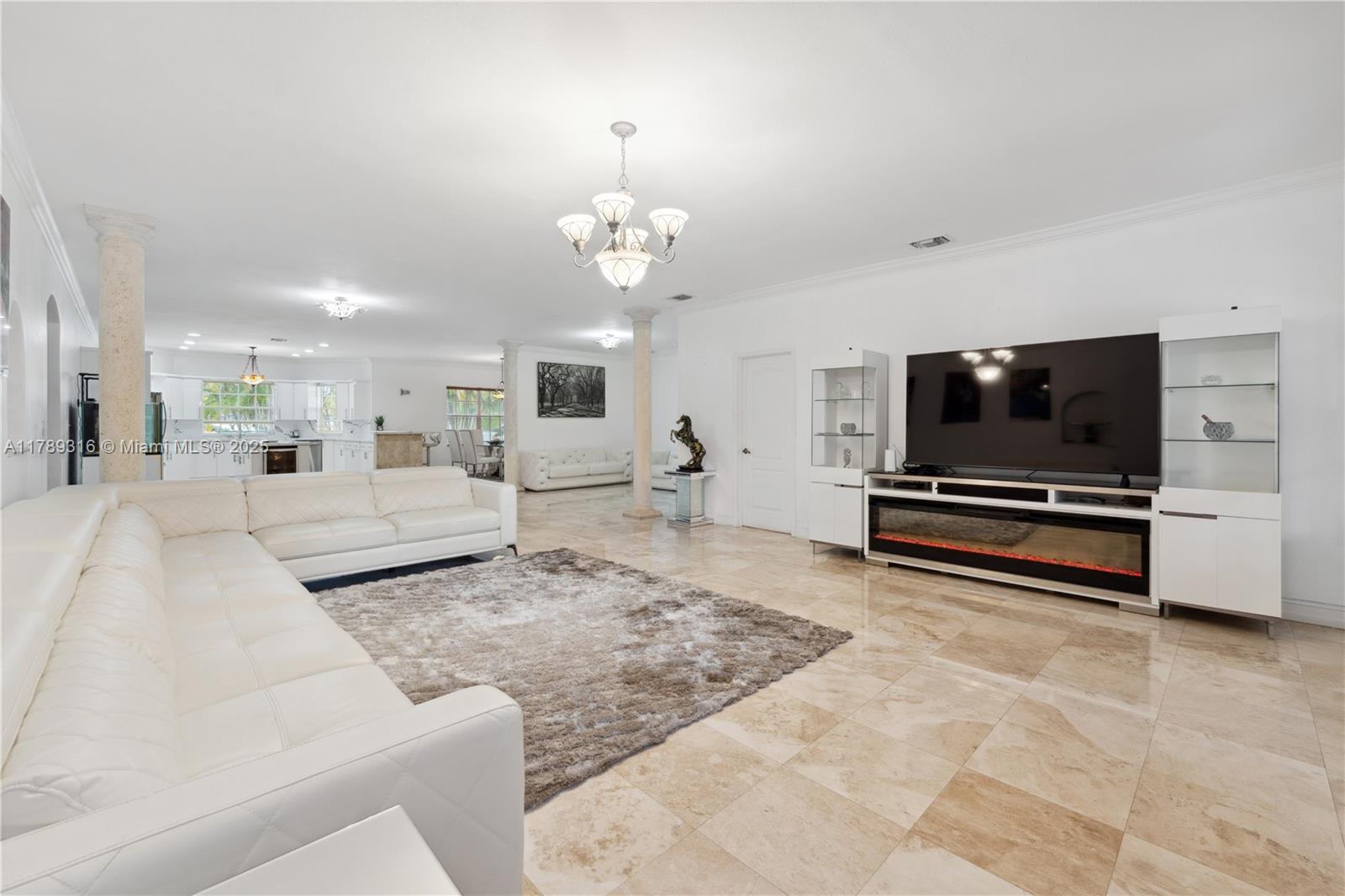 105 S Royal Poinciana Blvd