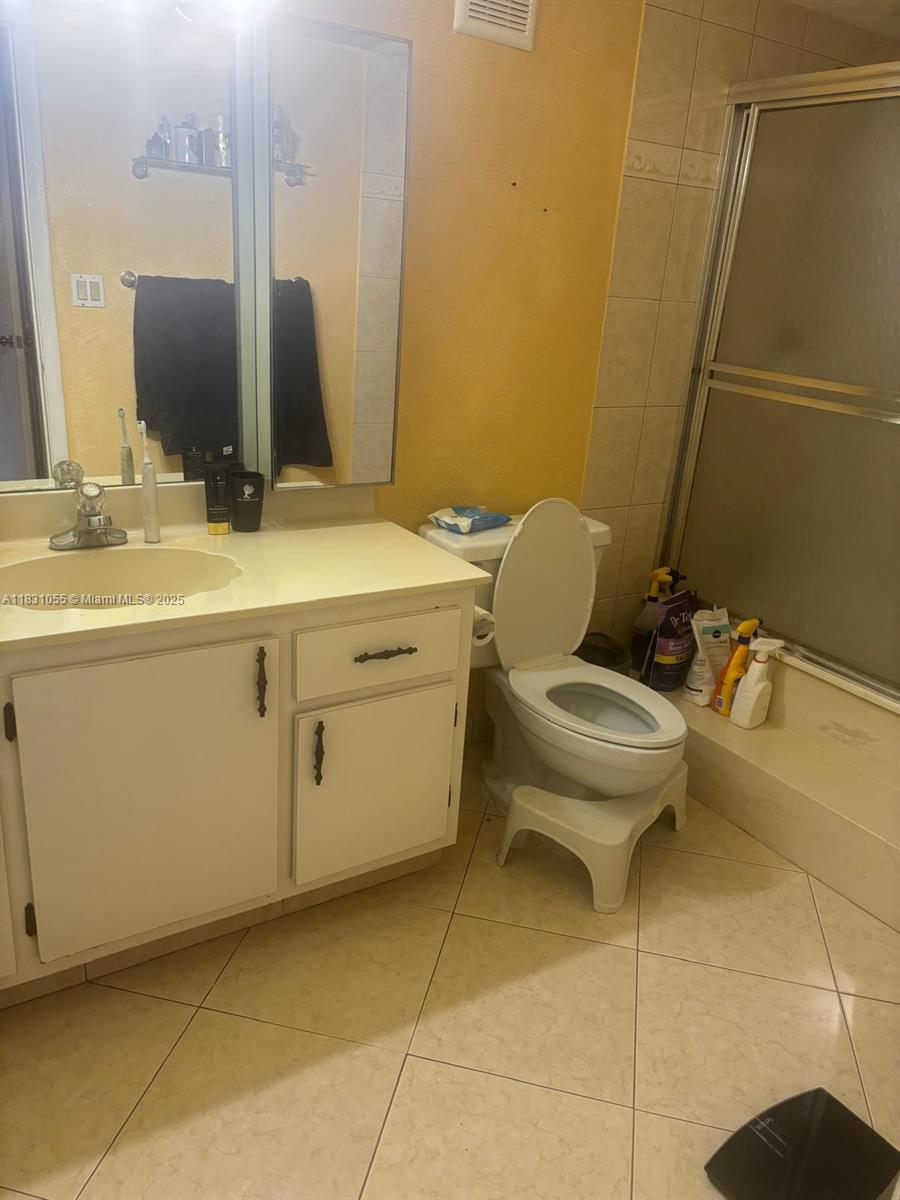 BLDG 6 OF COUNTRY CLUB AP - Residential Lease