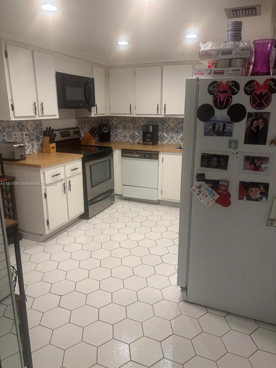 BLDG 6 OF COUNTRY CLUB AP - Residential Lease