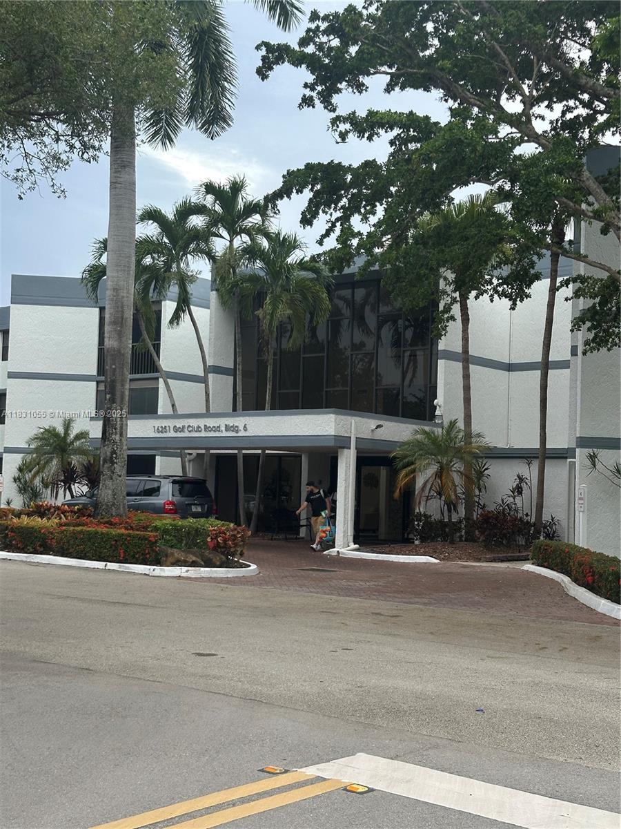 BLDG 6 OF COUNTRY CLUB AP - Residential Lease