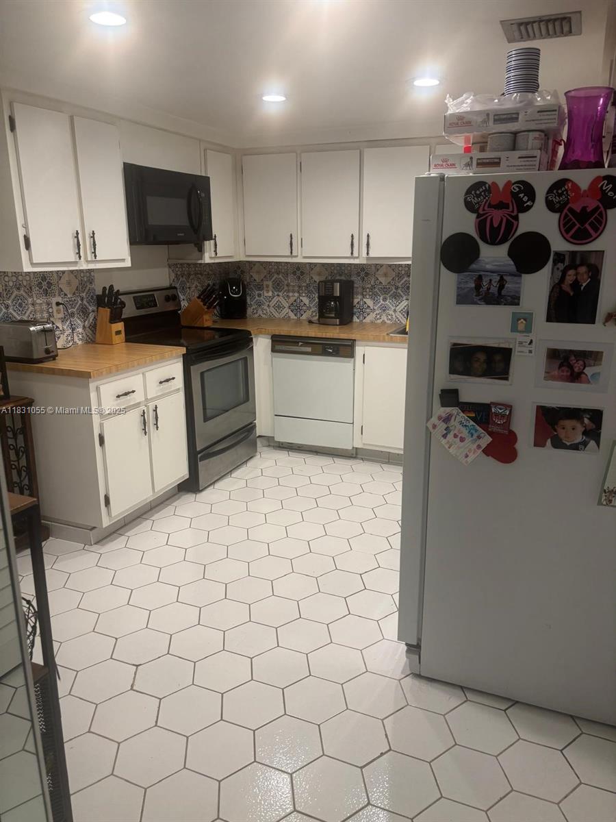 BLDG 6 OF COUNTRY CLUB AP - Residential Lease