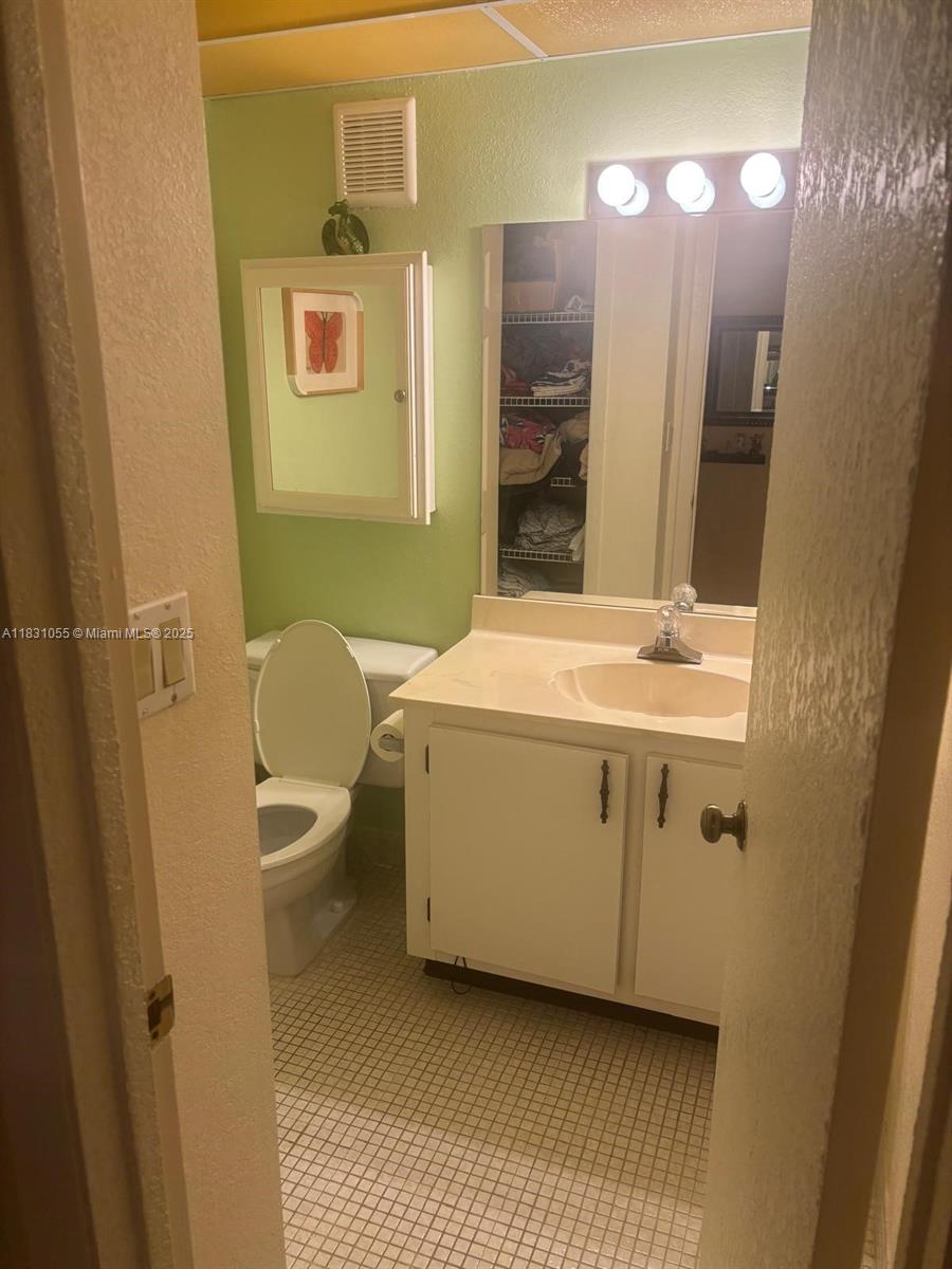 BLDG 6 OF COUNTRY CLUB AP - Residential Lease