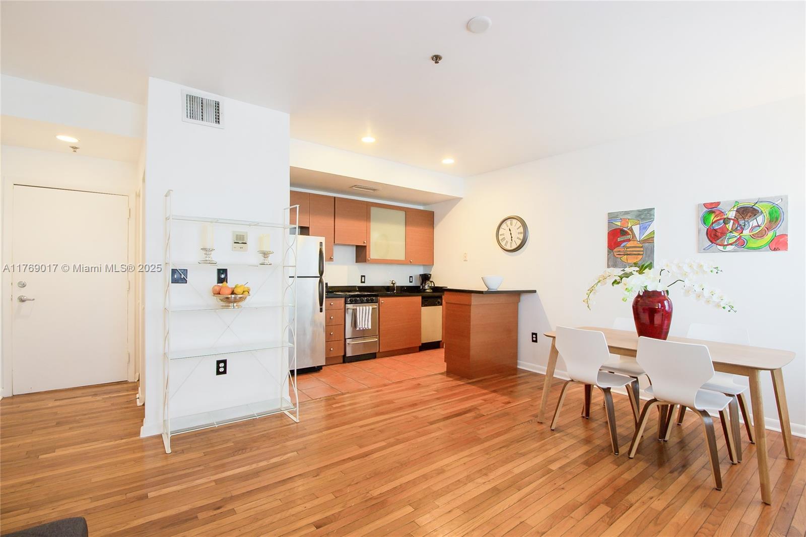 DORANN CONDO - Residential