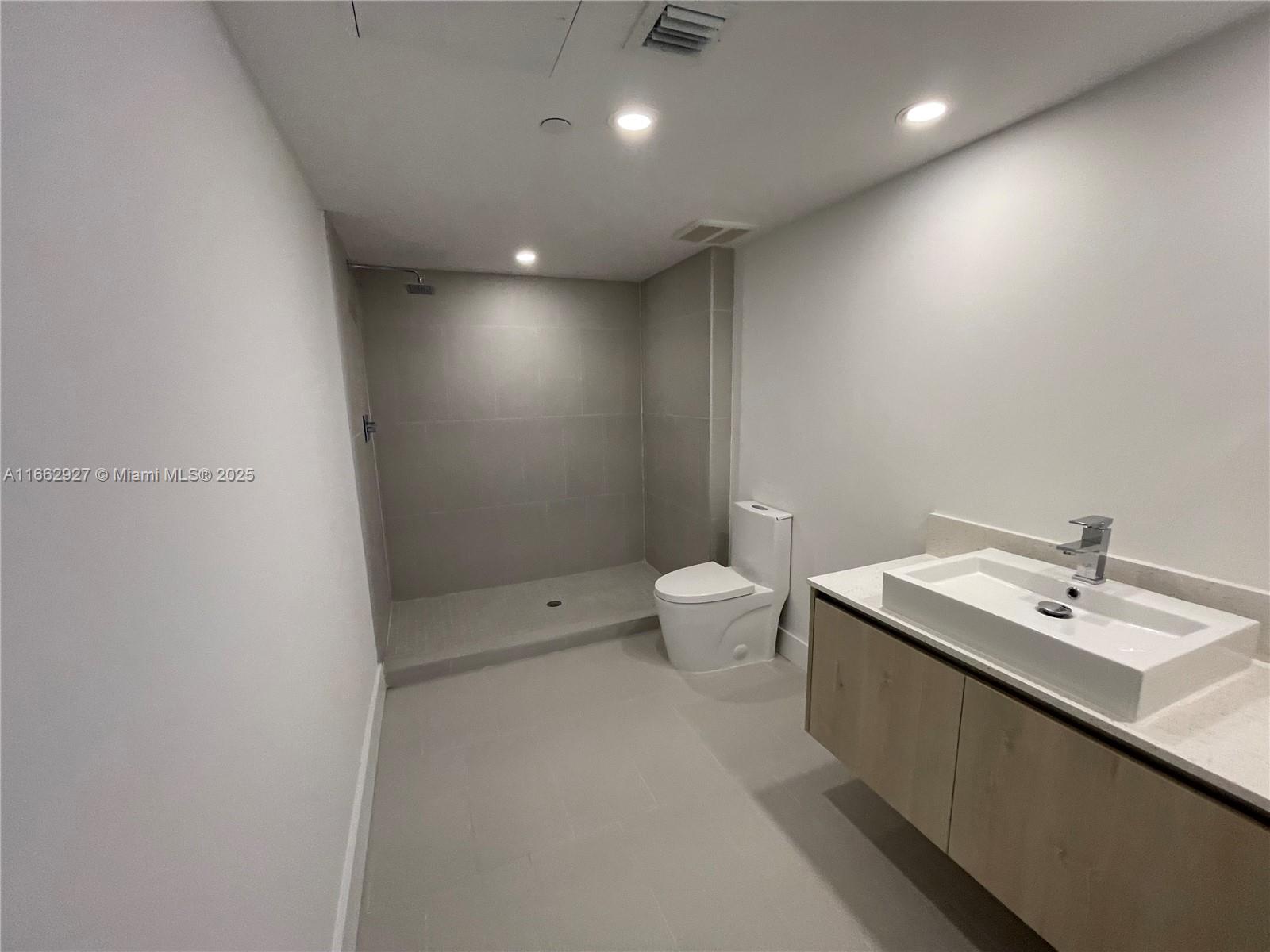 THE HIGHLANDS CONDO - Residential