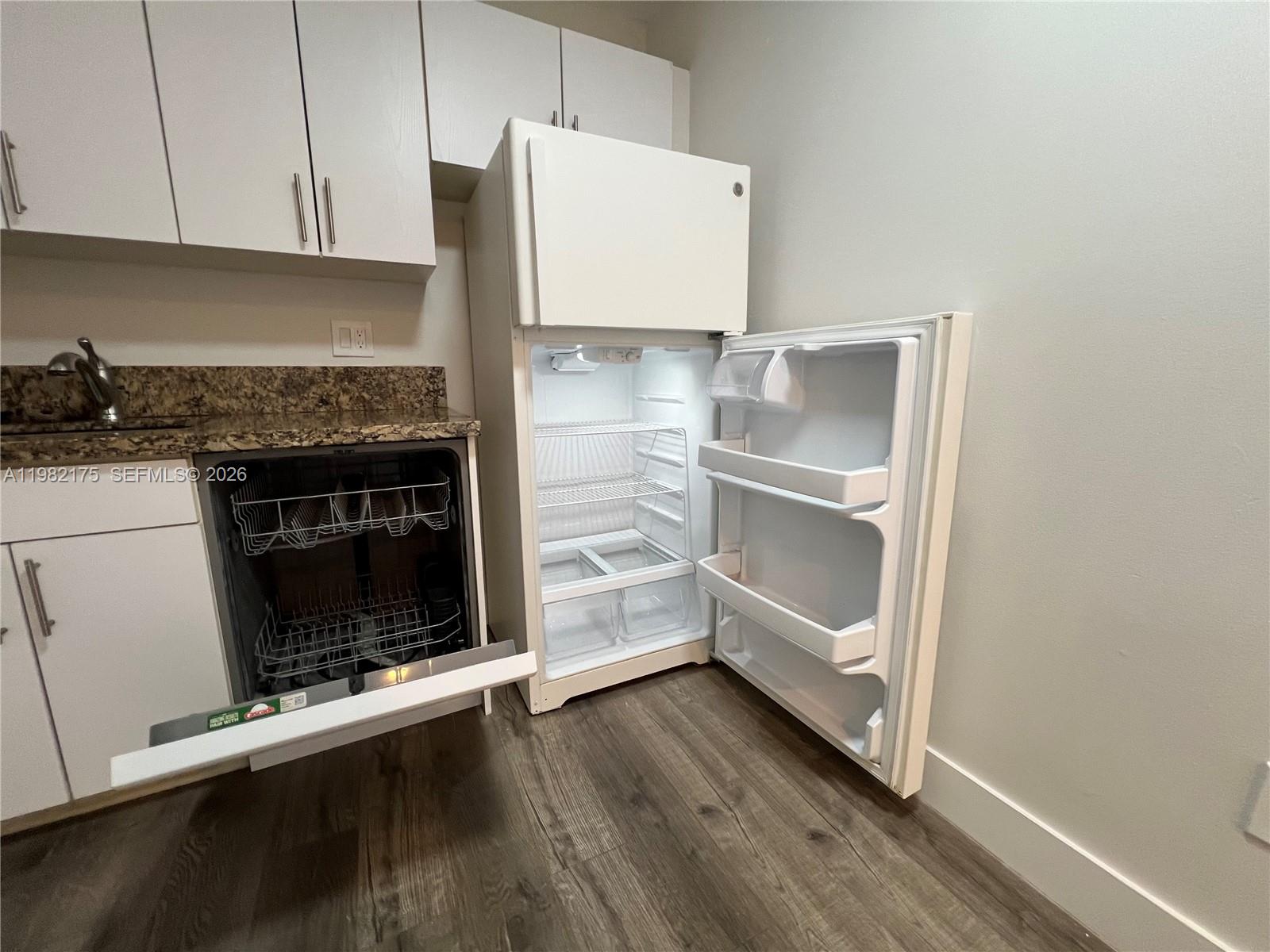 COVE CONDO PHASE II, THE - Residential Lease