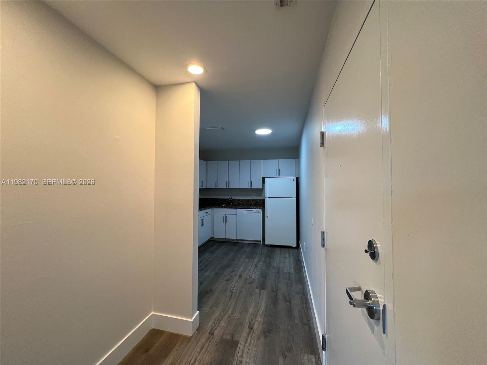 COVE CONDO PHASE II, THE - Residential Lease