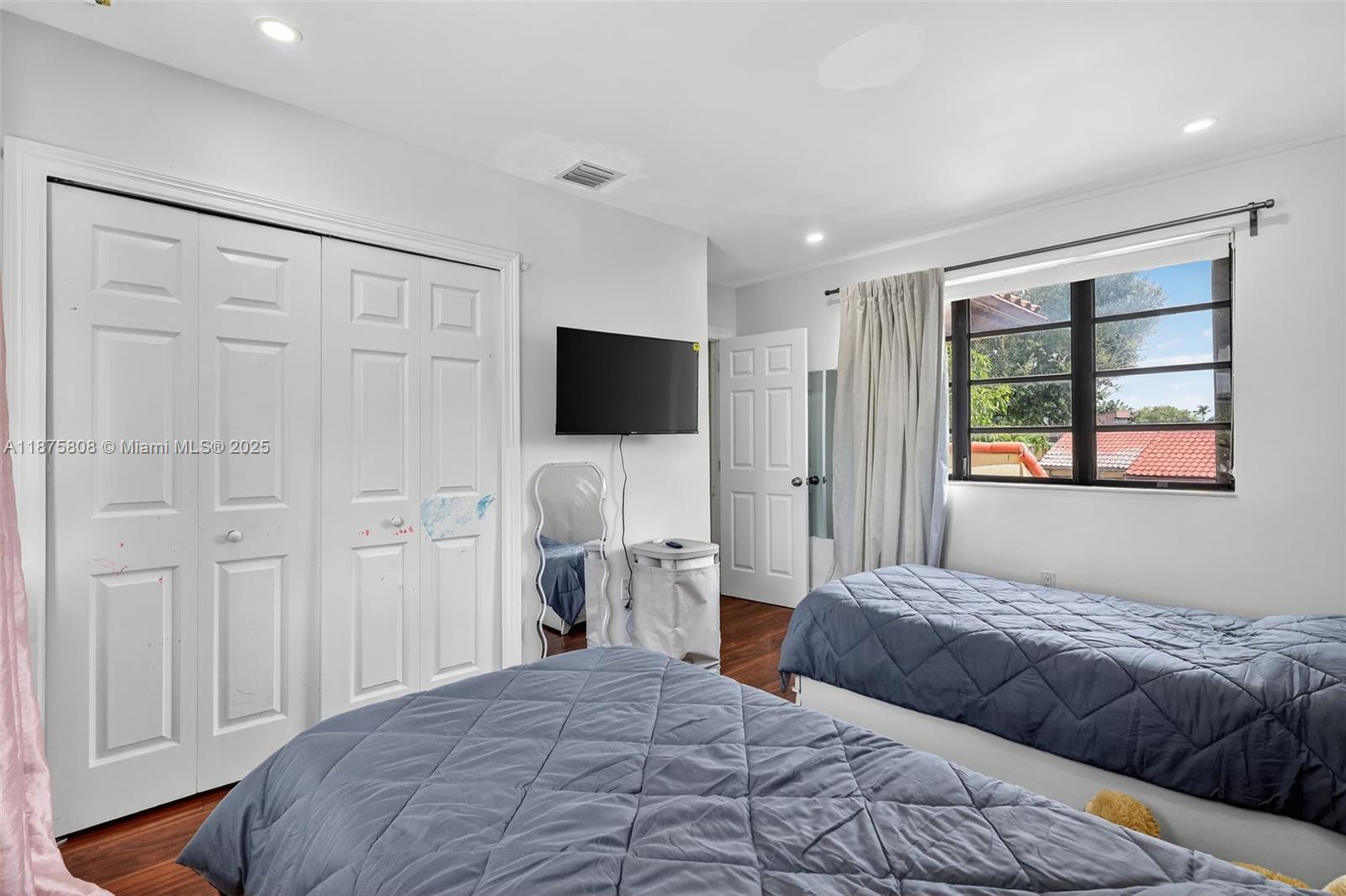 SKY LAKE VILLAS FIRST ADD - Residential Lease