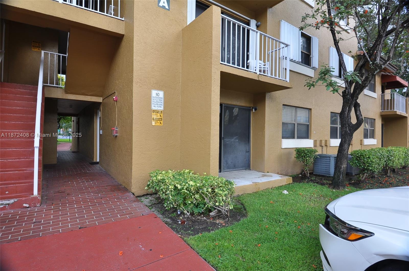 Cozy 2 bedroom 2 bath condo in a great community with many amenities. Upgraded, in a desirable Kendall area on 1st floor. Close to shopping areas. Unit has 2 parking spaces plus washer/dryer inside the unit. Recreation area includes tennis courts, playground, pool, exercise room and clubhouse.