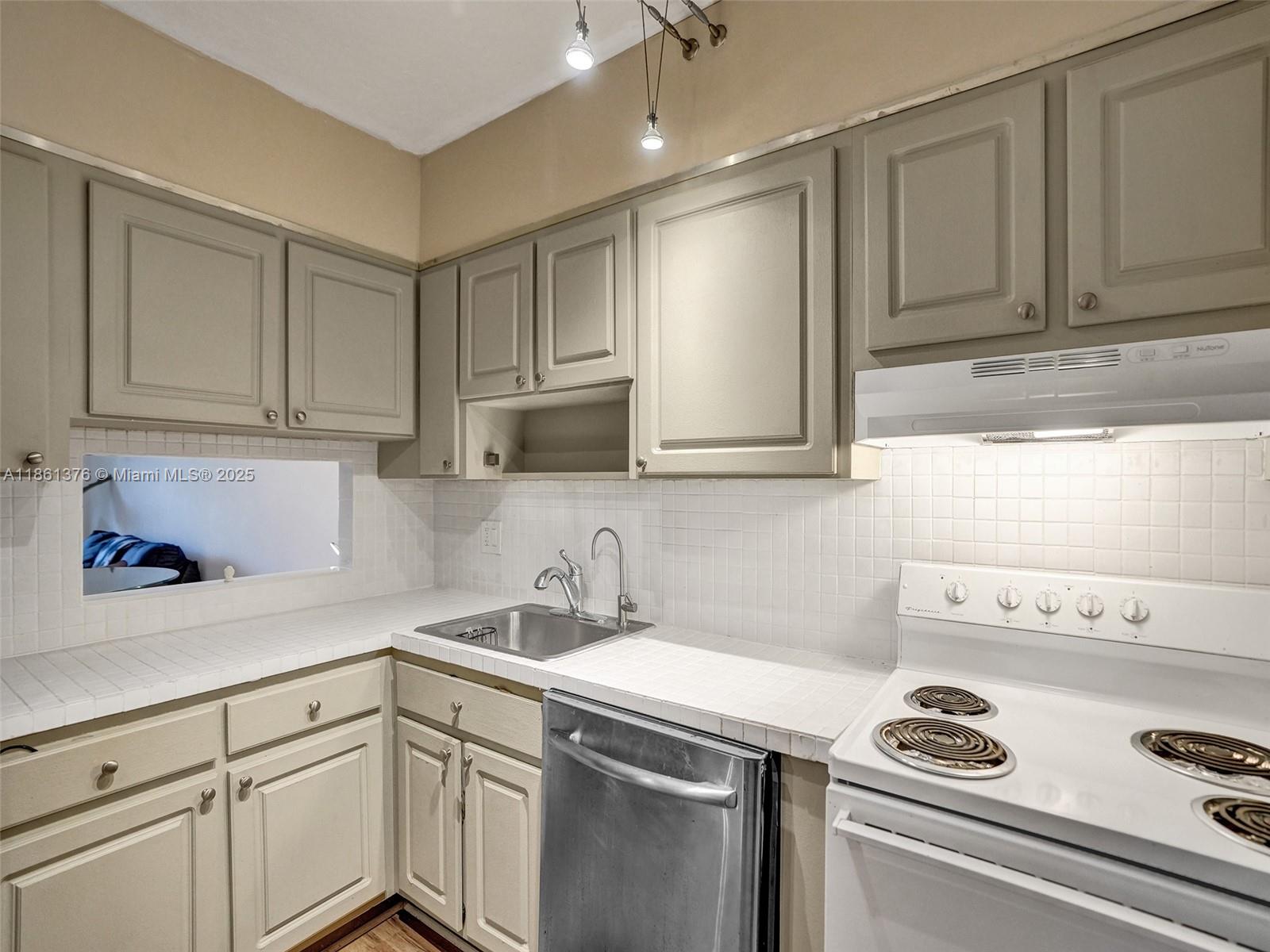 HILLCREST COUNTRY CLUB AP - Residential