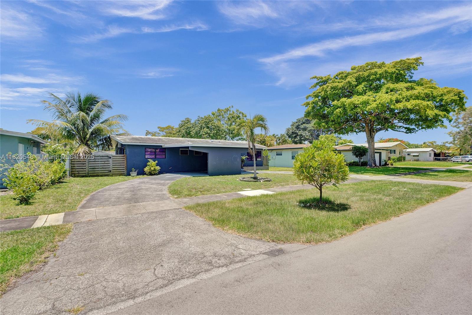 HOLLYWOOD HILLS - Residential