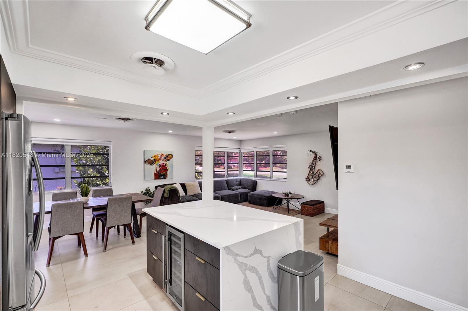 HOLLYWOOD HILLS - Residential