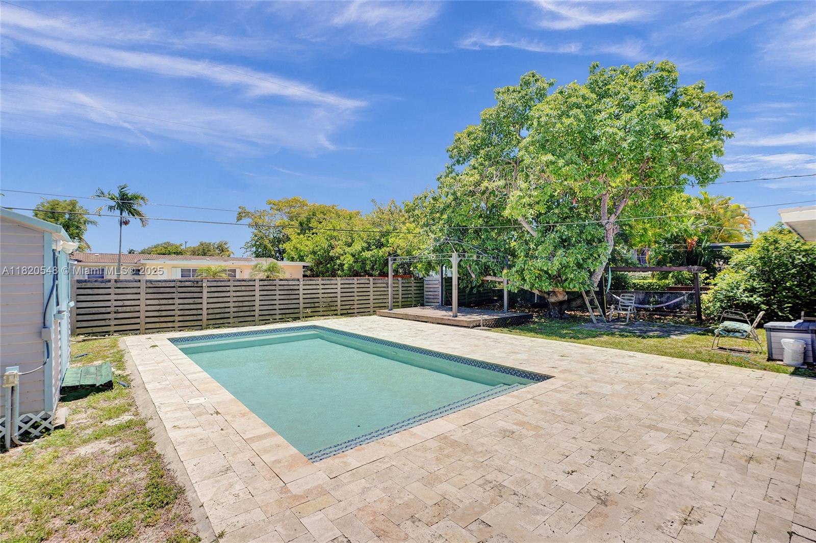 HOLLYWOOD HILLS - Residential