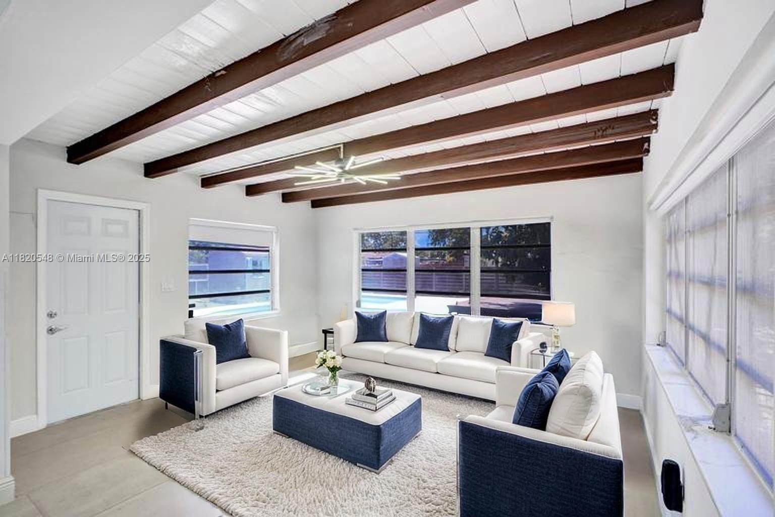 HOLLYWOOD HILLS - Residential