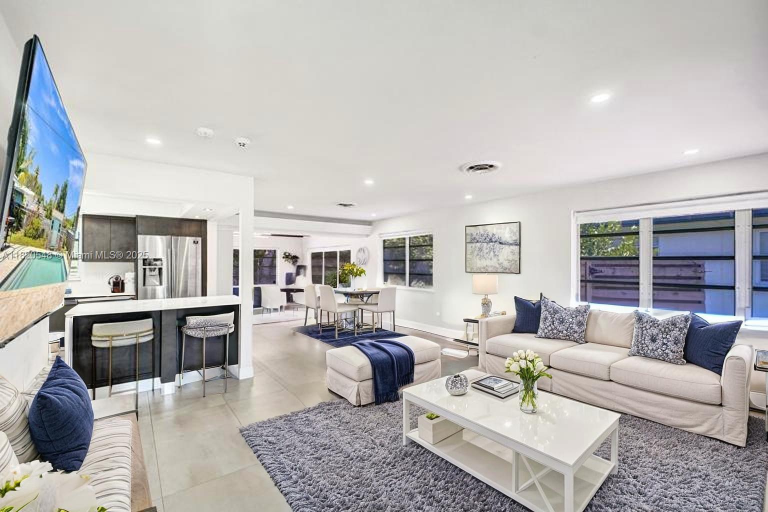 HOLLYWOOD HILLS - Residential