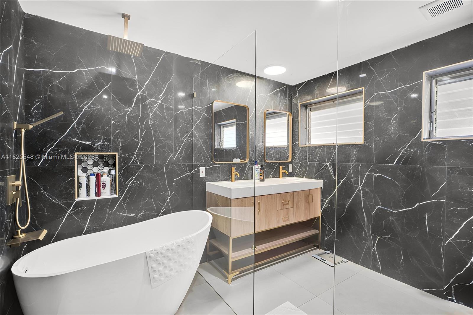 HOLLYWOOD HILLS - Residential