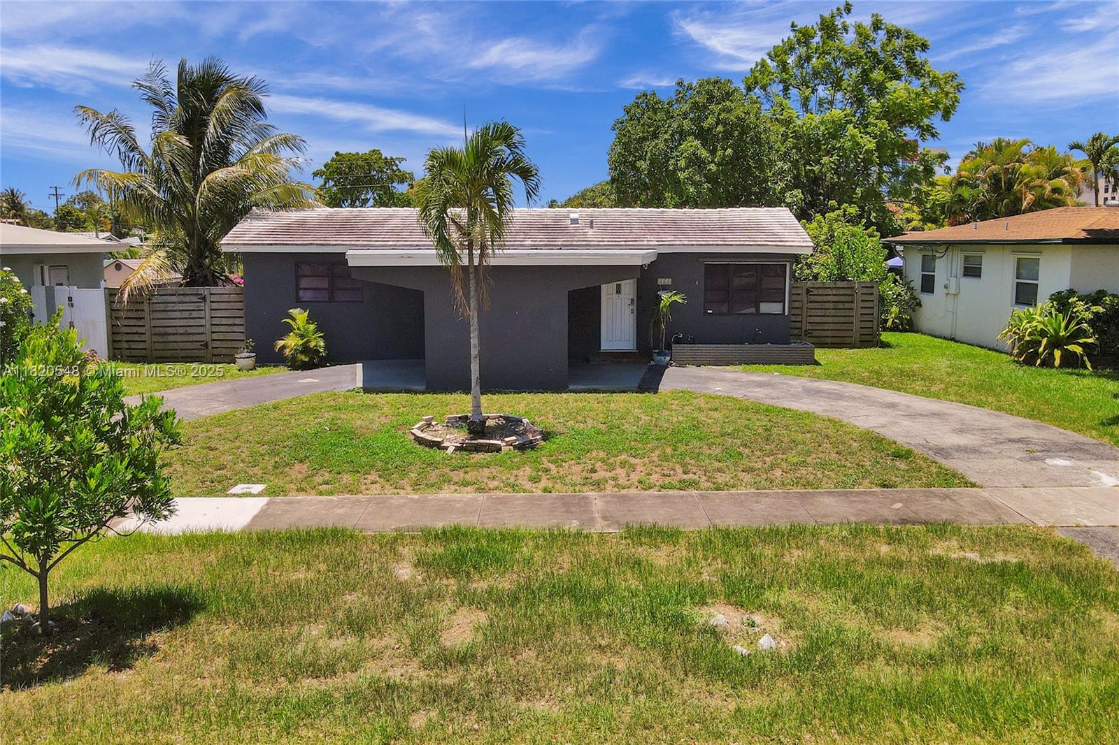 HOLLYWOOD HILLS - Residential