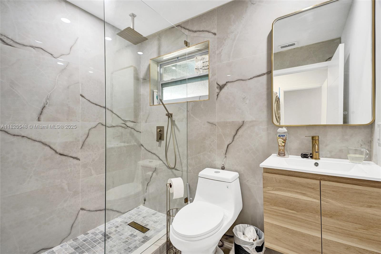 HOLLYWOOD HILLS - Residential