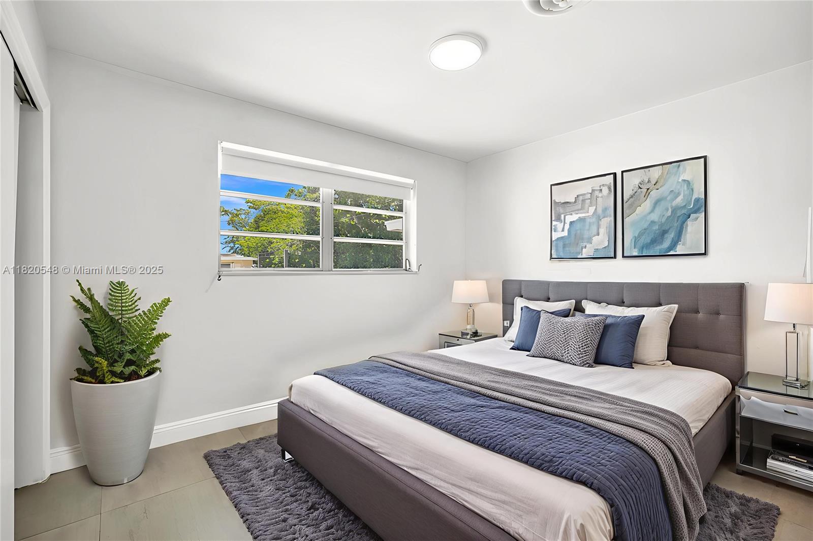 HOLLYWOOD HILLS - Residential