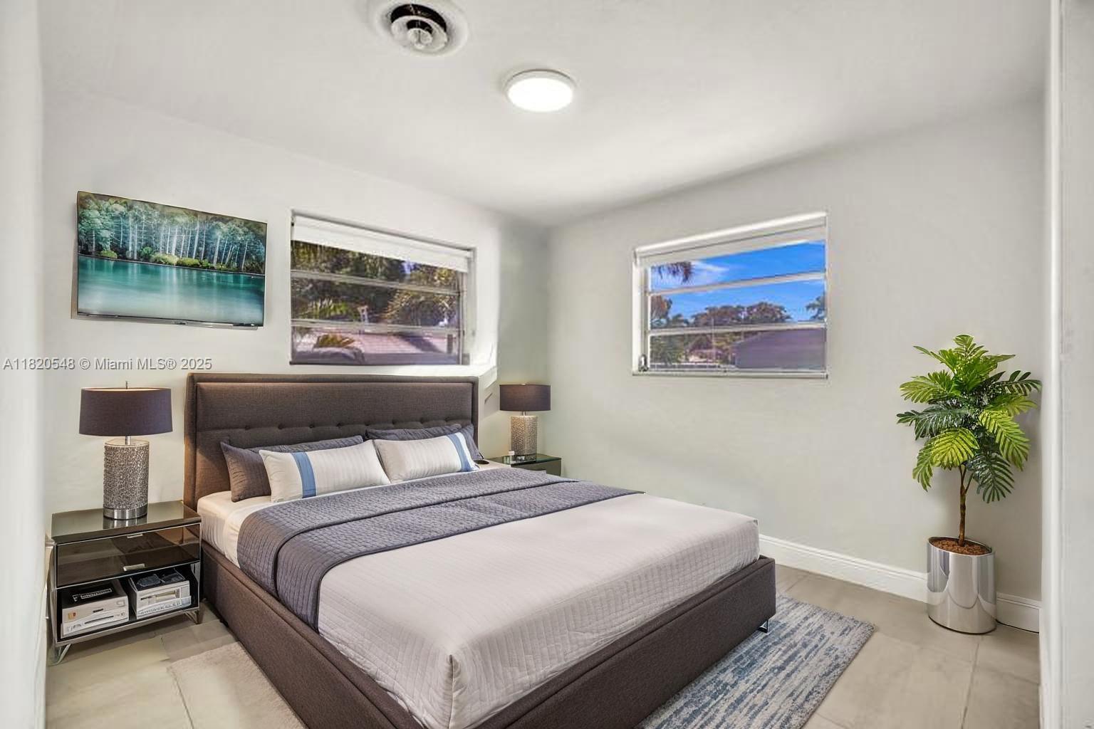 HOLLYWOOD HILLS - Residential