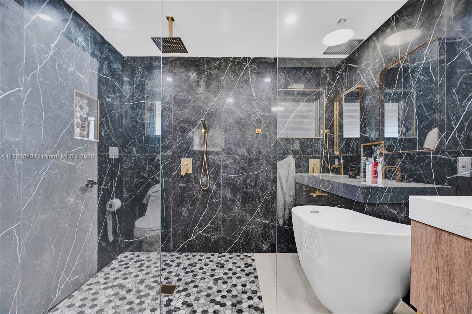 HOLLYWOOD HILLS - Residential